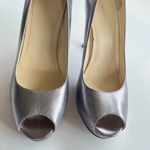 Calvin Klein Women's Sandie Platform‎ Pump Open Toe Silver Leather Size 8… - Picture 2 of 7